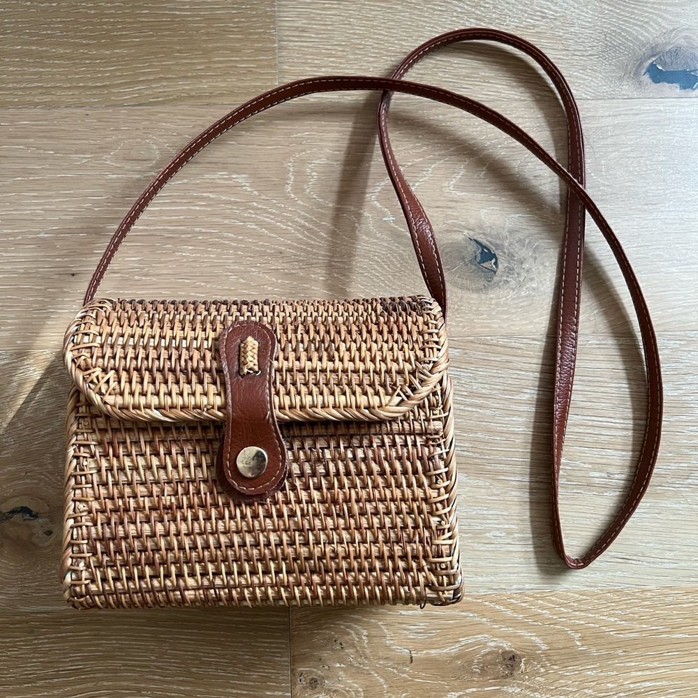 Crossbody tan “wicker” purse